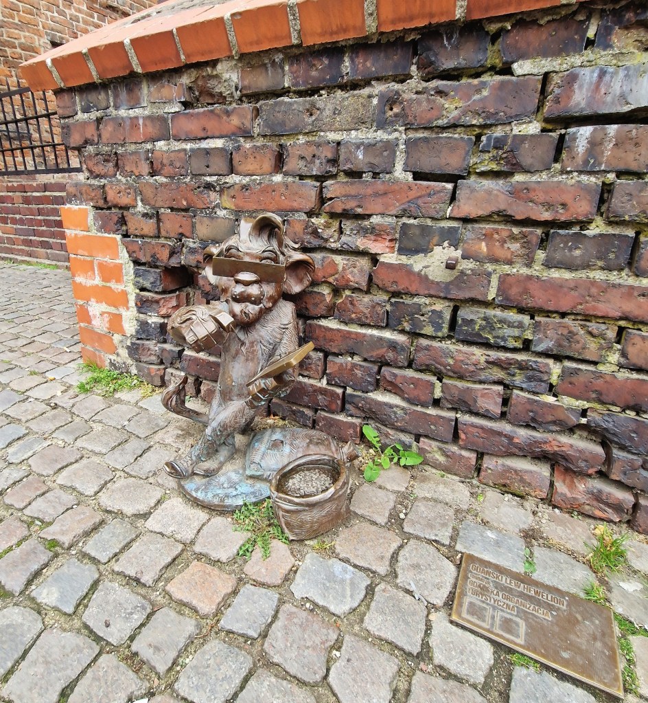 Hewelion, a lion bronze sculpture/ gnome in Gdansk, Poland