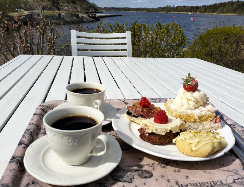 Fika in the waterfront garden of Vaxholms Hembygdsgårds Café